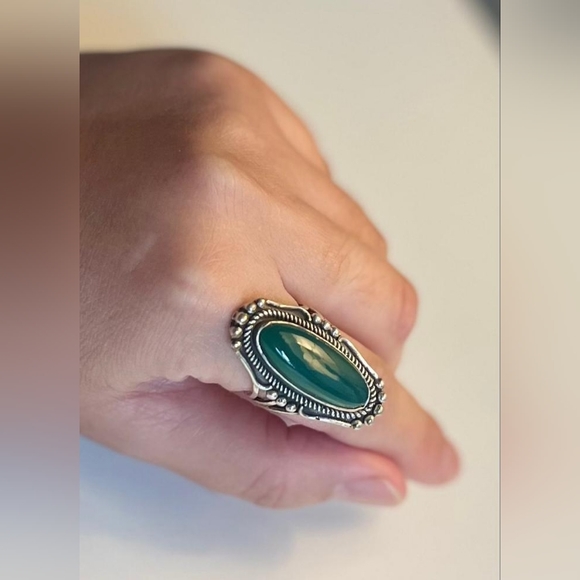 Stunning Emerald Colour Cocktail Ring - Picture 2 of 7